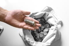 Mano selezionata sulle monete immagini stock libere da diritti Mano selezionata sulle monete immagini stock libere da diritti