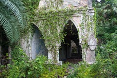 Manoir abandonné et envahi dans le style oriental Concept de conte 1001 nuits images libres de droits Manoir abandonné et envahi dans le style oriental Concept de conte 1001 nuits images libres de droits