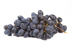 Manojo de uvas negras aisladas en el fondo blanco Foto de archivo Manojo de uvas negras aisladas en el fondo blanco Foto de archivo