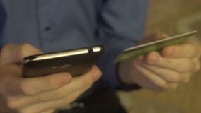 Manos caucásicas jovenes que compran mercancías de Internet en su smartphone con su tarjeta de crédito metrajes Manos caucásicas jovenes que compran mercancías de Internet en su smartphone con su tarjeta de crédito metrajes