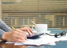Manos de la mujer de negocios en oficina Imágenes de archivo libres de regalías Manos de la mujer de negocios en oficina Imágenes de archivo libres de regalías