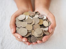 Manos de la mujer que sostienen monedas en el fondo blanco dinero del ahorro, aleta fotos de archivo libres de regalías Manos de la mujer que sostienen monedas en el fondo blanco dinero del ahorro, aleta fotos de archivo libres de regalías
