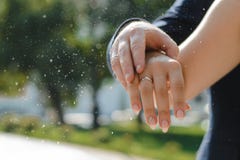 Manos de la novia y del novio con los anillos de bodas imagen de archivo Manos de la novia y del novio con los anillos de bodas imagen de archivo