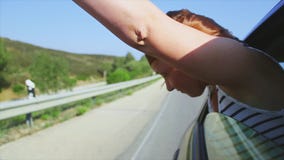 Manos del aumento de la chica joven, grito fuera de la ventana abierta de conducir el coche viento Sonrisa traveling Viaje Manos del aumento de la chica joven, grito fuera de la ventana abierta de conducir el coche viento Sonrisa traveling Viaje