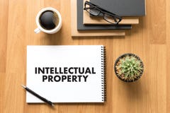 Manos del equipo del negocio de la PROPIEDAD INTELECTUAL en el trabajo con financiero imágenes de archivo libres de regalías Manos del equipo del negocio de la PROPIEDAD INTELECTUAL en el trabajo con financiero imágenes de archivo libres de regalías