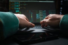 Manos del pirata informático, primera opinión de la persona, en el trabajo con el interfaz y la tarjeta de crédito robada fotos de archivo Manos del pirata informático, primera opinión de la persona, en el trabajo con el interfaz y la tarjeta de crédito robada fotos de archivo