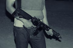 Manos del soldado que llevan el rifle fotografía de archivo libre de regalías Manos del soldado que llevan el rifle fotografía de archivo libre de regalías