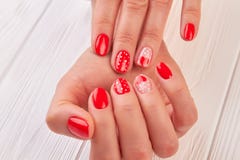 Manos femeninas con la manicura diseñada hermosa foto de archivo libre de regalías Manos femeninas con la manicura diseñada hermosa foto de archivo libre de regalías