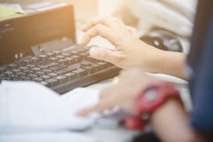 Manos femeninas que mecanografían el teclado para los datos de entrada fotografía de archivo Manos femeninas que mecanografían el teclado para los datos de entrada fotografía de archivo