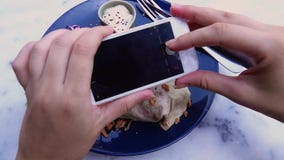 Manos femeninas que toman la foto de la comida del almuerzo del vegano en el tel?fono m?vil para medios social o que bloguean metrajes Manos femeninas que toman la foto de la comida del almuerzo del vegano en el tel?fono m?vil para medios social o que bloguean metrajes