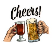 Manos femeninas y masculinas que se sostienen y que tintinean con dos vidrios de la cerveza y vino reflexionado sobre libre illustration Manos femeninas y masculinas que se sostienen y que tintinean con dos vidrios de la cerveza y vino reflexionado sobre libre illustration