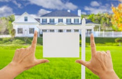 Manos que enmarcan la muestra en blanco de Real Estate y la nueva casa imagenes de archivo Manos que enmarcan la muestra en blanco de Real Estate y la nueva casa imagenes de archivo