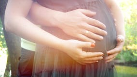 Manos que frotan ligeramente el vientre embarazada El ` s del marido da frotar ligeramente el vientre de su esposa embarazada El almacen de video Manos que frotan ligeramente el vientre embarazada El ` s del marido da frotar ligeramente el vientre de su esposa embarazada El almacen de video
