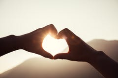 Manos que hacen una dimensión de una variable del corazón fotos de archivo libres de regalías Manos que hacen una dimensión de una variable del corazón fotos de archivo libres de regalías