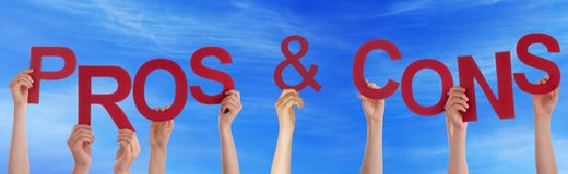 Manos que llevan a cabo pros rojos de la palabra - y - cielo azul del contra fotos de archivo libres de regalías Manos que llevan a cabo pros rojos de la palabra - y - cielo azul del contra fotos de archivo libres de regalías