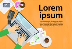 Manos que mecanografían en el ordenador portátil, la opinión superior sobre el teléfono elegante del escritorio y notas sobre el stock de ilustración Manos que mecanografían en el ordenador portátil, la opinión superior sobre el teléfono elegante del escritorio y notas sobre el stock de ilustración