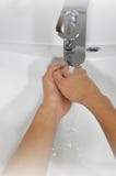 Manos que se lavan con el jabón debajo del grifo con agua imagen imagenes de archivo Manos que se lavan con el jabón debajo del grifo con agua imagen imagenes de archivo