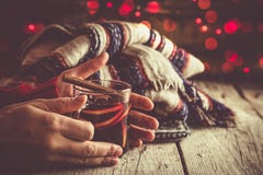 Manos que sostienen la taza de vino reflexionado sobre imágenes de archivo libres de regalías Manos que sostienen la taza de vino reflexionado sobre imágenes de archivo libres de regalías