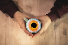 Manos que sostienen una taza con el mar foto de archivo libre de regalías Manos que sostienen una taza con el mar foto de archivo libre de regalías