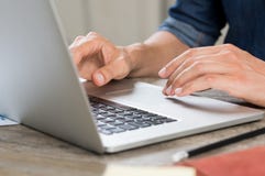 Manos que trabajan en la computadora portátil imágenes de archivo libres de regalías Manos que trabajan en la computadora portátil imágenes de archivo libres de regalías