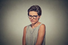 Manque de confiance La jeune femme timide en verres se sent maladroite photos libres de droits Manque de confiance La jeune femme timide en verres se sent maladroite photos libres de droits