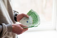 Mans händer med euro på vit bakgrund Finansiell affärsidé fotografering för bildbyråer Mans händer med euro på vit bakgrund Finansiell affärsidé fotografering för bildbyråer