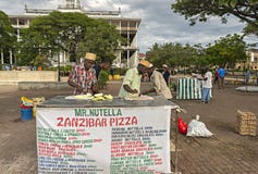 Mans vendant la pizza de Zanzibar au jardin de Forodhani dans la ville en pierre, Z image stock Mans vendant la pizza de Zanzibar au jardin de Forodhani dans la ville en pierre, Z image stock