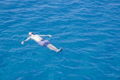 Mansimning på havet på hans baksida Fotografering för Bildbyråer Mansimning på havet på hans baksida Fotografering för Bildbyråer