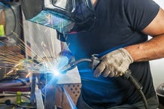 Mansvetsning en metallsvetsningmaskin royaltyfri fotografi Mansvetsning en metallsvetsningmaskin royaltyfri fotografi