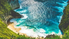 Manta-Bucht oder Kelingking-Strand mit enormen Wellen auf Strand auf Insel Nusa Penida, Bali, Indonesien stockfotografie Manta-Bucht oder Kelingking-Strand mit enormen Wellen auf Strand auf Insel Nusa Penida, Bali, Indonesien stockfotografie