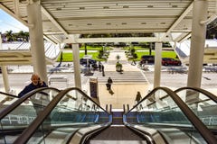 Mantaganderulltrappa i huvudsaklig ingång av Orlando Convention Center på internationellt drevområde arkivfoton Mantaganderulltrappa i huvudsaklig ingång av Orlando Convention Center på internationellt drevområde arkivfoton