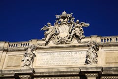 Manteau de TREVI de fontaine de TREVI des bras, Rome, Italie photo stock Manteau de TREVI de fontaine de TREVI des bras, Rome, Italie photo stock