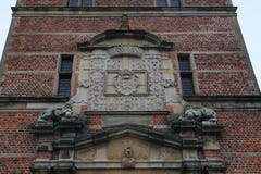 Manteaux des bras du château de Frederiksborg, Danemark images libres de droits Manteaux des bras du château de Frederiksborg, Danemark images libres de droits