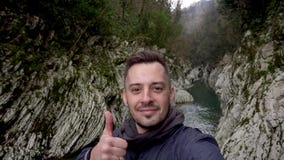 Manvisningtumme upp på kanjonjäkels port i Sochi, Ryssland arkivfilmer Manvisningtumme upp på kanjonjäkels port i Sochi, Ryssland arkivfilmer
