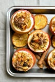 Manzanas cocidas con el granola, visión superior foto de archivo Manzanas cocidas con el granola, visión superior foto de archivo