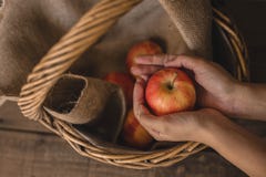 Manzanas en una cesta de mimbre imágenes de archivo libres de regalías Manzanas en una cesta de mimbre imágenes de archivo libres de regalías