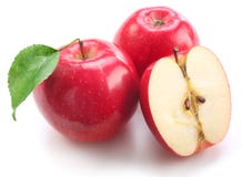 Manzanas rojas con la hoja y la mitad de la manzana fotografía de archivo libre de regalías Manzanas rojas con la hoja y la mitad de la manzana fotografía de archivo libre de regalías