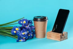 Maqueta de papel para llevar de la taza de café aislada en fondo azul fotografía de archivo libre de regalías Maqueta de papel para llevar de la taza de café aislada en fondo azul fotografía de archivo libre de regalías