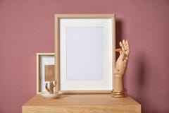 Maqueta del bastidor en blanco y de la mano de madera imagen de archivo Maqueta del bastidor en blanco y de la mano de madera imagen de archivo