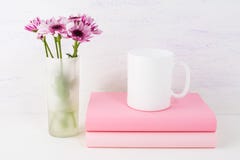 Maquette de tasse de café avec la marguerite lilas Images libres de droits Maquette de tasse de café avec la marguerite lilas Images libres de droits