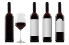 Maquette des bouteilles de vin rouge avec les labels vides de blanc et d'un verre de vin photos libres de droits Maquette des bouteilles de vin rouge avec les labels vides de blanc et d'un verre de vin photos libres de droits