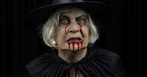 Maquiagem De Bruxas Antigas Retrato De Mulher Idosa Com Sangue No Rosto  Filme - Vídeo de sangrento, forma: 157789596
