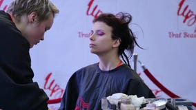 Maquilhador profissional que trabalha com jovem mulher bonita O modelo faz a composição onde pintou seus bordos, olhos filme Maquilhador profissional que trabalha com jovem mulher bonita O modelo faz a composição onde pintou seus bordos, olhos filme
