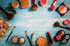 Maquillage de cosmétiques de vue supérieure placé sur une table en bois images stock Maquillage de cosmétiques de vue supérieure placé sur une table en bois images stock