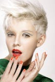 Maquillage parfait et manucure de coiffure modèle blonde de beauté photo stock Maquillage parfait et manucure de coiffure modèle blonde de beauté photo stock