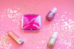 Maquillage sur le fond rose avec le scintillement d'or - de filles de nuit concept photos stock Maquillage sur le fond rose avec le scintillement d'or - de filles de nuit concept photos stock