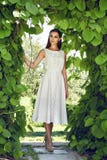 Maquillaje del brillo del sol del parque del paseo del vestido de la mujer que lleva atractiva hermosa Fotos de archivo Maquillaje del brillo del sol del parque del paseo del vestido de la mujer que lleva atractiva hermosa Fotos de archivo