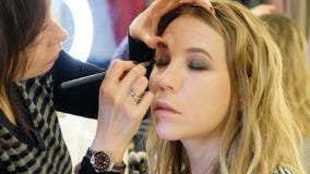 Maquilleur professionnel travaillant avec la belle jeune femme, fin clips vidéos Maquilleur professionnel travaillant avec la belle jeune femme, fin clips vidéos