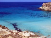 Mar AZUL da ilha de LAMPEDUSA em Itália foto de stock royalty free Mar AZUL da ilha de LAMPEDUSA em Itália foto de stock royalty free