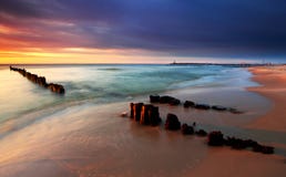 Mar Baltico a bella alba in spiaggia della Polonia. Immagine Stock Libera da Diritti Mar Baltico a bella alba in spiaggia della Polonia. Immagine Stock Libera da Diritti